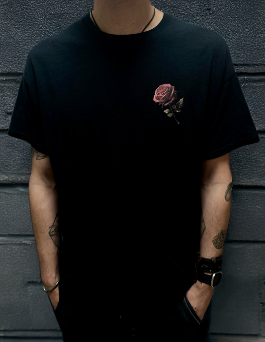 T-shirt Premium de Algodão – Estampado de Rosa Vermelha | Preto